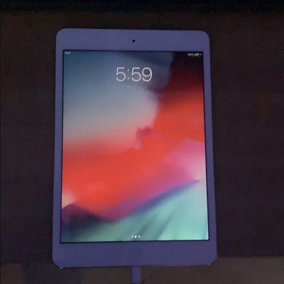 iPad Mini - Picture 1 of 3